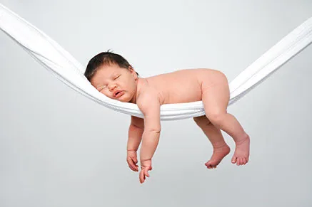 Baby schläft in einem hängenden Tuch