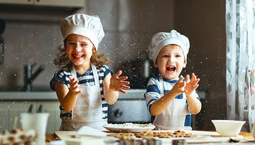 Zwei Kinder backen gemeinsam